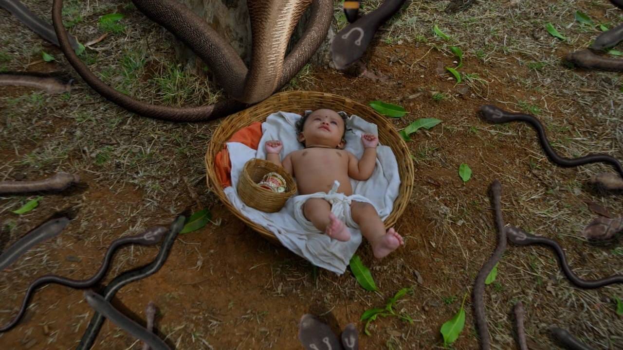 कलर्स मराठी वाहिनीवरील लोकप्रिय पौराणिक मालिका ‘आई तुळजाभवानी’ सध्या एका निर्णायक आणि अत्यंत गूढ टप्प्यावर पोहोचली आहे. काही दिवसांपूर्वी देवीने एका आंब्याच्या कवडीत आपलं अस्तित्व प्रकट करत प्रेक्षकांना अचंबित केलं होतं. 
