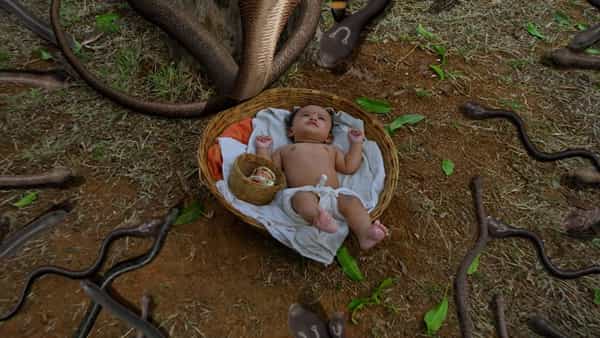 कलर्स मराठी वाहिनीवरील लोकप्रिय पौराणिक मालिका ‘आई तुळजाभवानी’ सध्या एका निर्णायक आणि अत्यंत गूढ टप्प्यावर पोहोचली आहे. काही दिवसांपूर्वी देवीने एका आंब्याच्या कवडीत आपलं अस्तित्व प्रकट करत प्रेक्षकांना अचंबित केलं होतं.