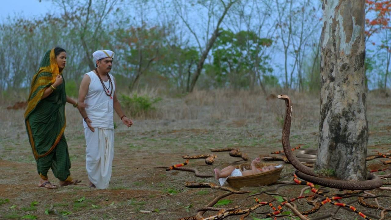 “ही फक्त तुझीच परीक्षा नाही, तर माझ्या भक्तांचीही आहे,” या वाक्यातून आदिशक्तीने एक संकेत दिला होता. त्या संकेतासोबतच सत्य आणि धर्माच्या विजयासाठी एक नवा अध्याय सुरू झाला आहे. या कवडीच्या माध्यमातून देवीचं सर्वव्यापी आणि सूक्ष्म स्वरूप प्रकट झालं आहे आणि आता हीच देवी एका नव्या रूपात दर्शन देणार आहे. 
