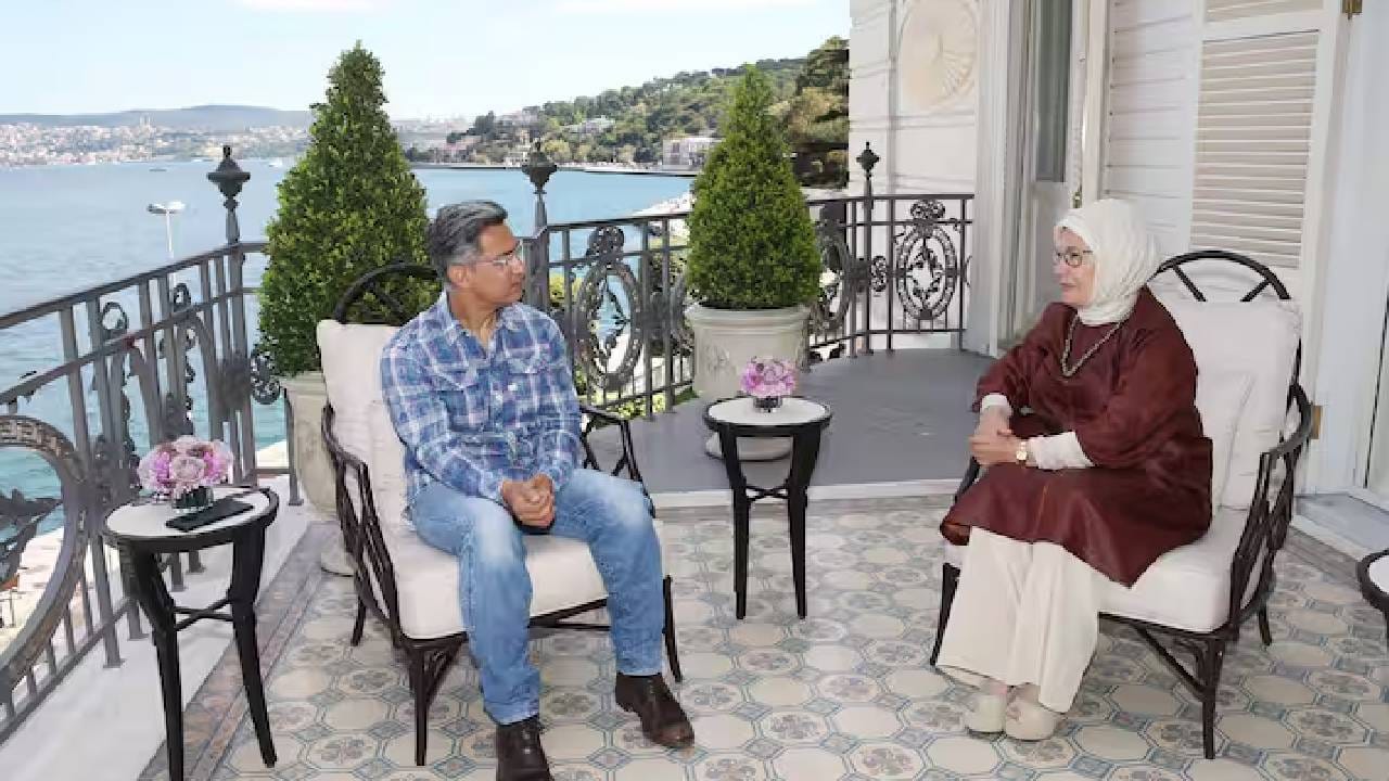 आमिर खानने 15 ऑगस्ट 2020 रोजी तुर्कियेचे राष्ट्रपती रेचेप तैय्यप एर्दोगन यांची पत्नी एमीन एर्दोगन यांची भेट घेतली होती. तुर्कीच्या फर्स्ट लेडीने आमिरसोबतच्या या भेटीचे फोटो त्यांच्या सोशल मीडियावर पोस्ट केले होते. या फोटोंमध्ये दोघं एकमेकांशी चर्चा करताना दिसत आहेत. 
