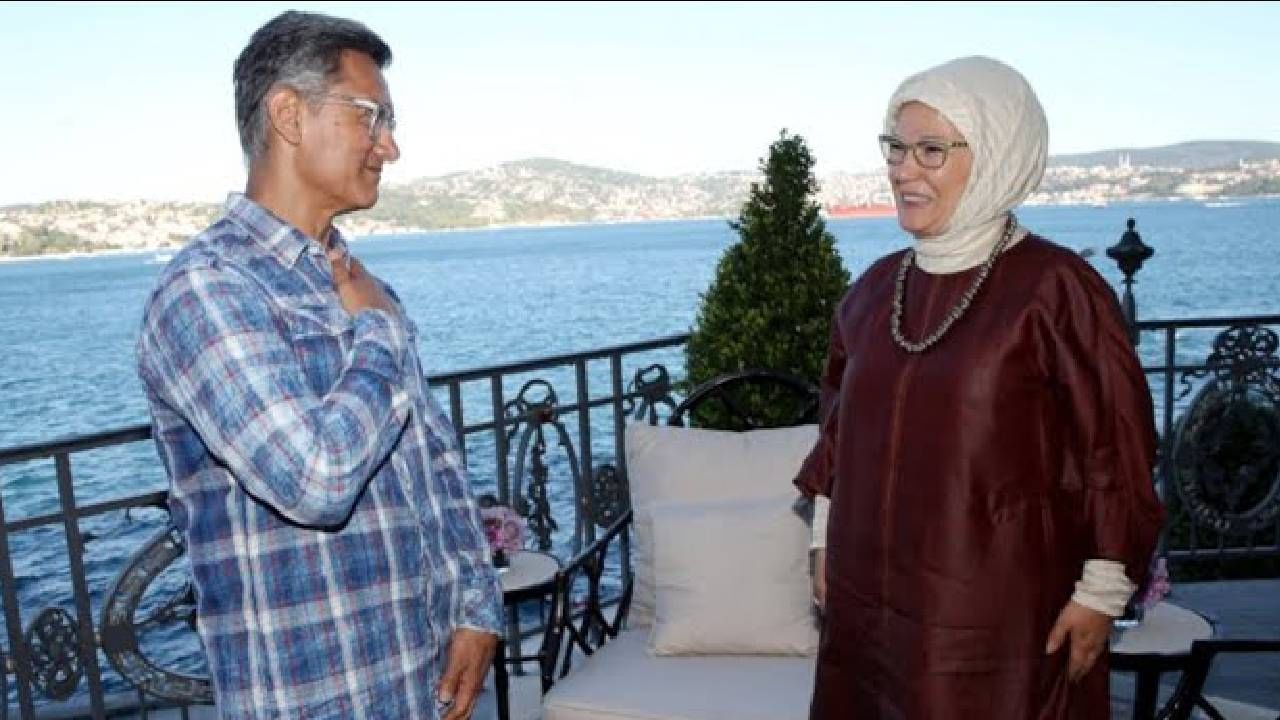 आमिरच्या 'लाल सिंह चड्ढा' या चित्रपटातील काही दृश्यांची शूटिंग तुर्कीमध्ये पार पडली होती. यावेळी 2020 मध्ये आमिरने तुर्कीयेच्या राष्ट्रपतींच्या पत्नीची भेट घेऊन शूटिंगसाठी परवानगी घेतली होती. त्याचप्रमाणे त्याच्या पाणी फाऊंडेशनच्या कामाचीही माहिती दिली होती. 
