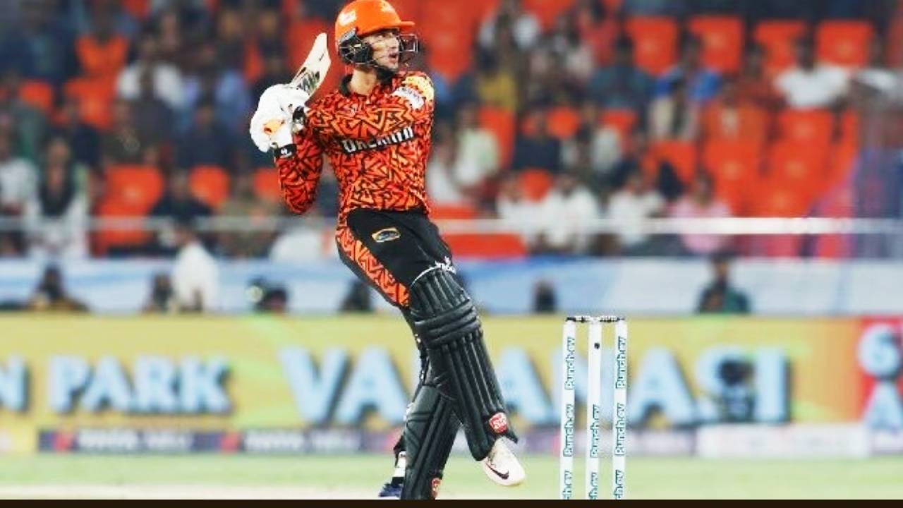 अभिषेक शर्मा : सनरायझर्स हैदराबादचा तरुणा, तडफदार, सलामीचा फलंदाज अभिषेक शर्मा या यादीत चौथ्या क्रमांकावर आहे. त्याचे या यादीत असणे अनेकांसाठी आश्चर्याचा धक्का आहे. 2024 च्या आयपीएलमध्ये त्याने 16 सामन्यांमध्ये 42 षटकार ठोकले.