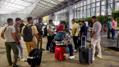 एअरपोर्टवर कोण आहेत हे खास लोक? ज्यांना मिळतो विमानात थेट प्रवेश! वाचा सविस्तर