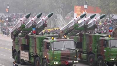 आपल्या AKASH ने फतेह-1 ला रोखलं, पाकिस्तानच मनोबल तोडलं, जाणून घ्या भारताच्या या हिरोबद्दल