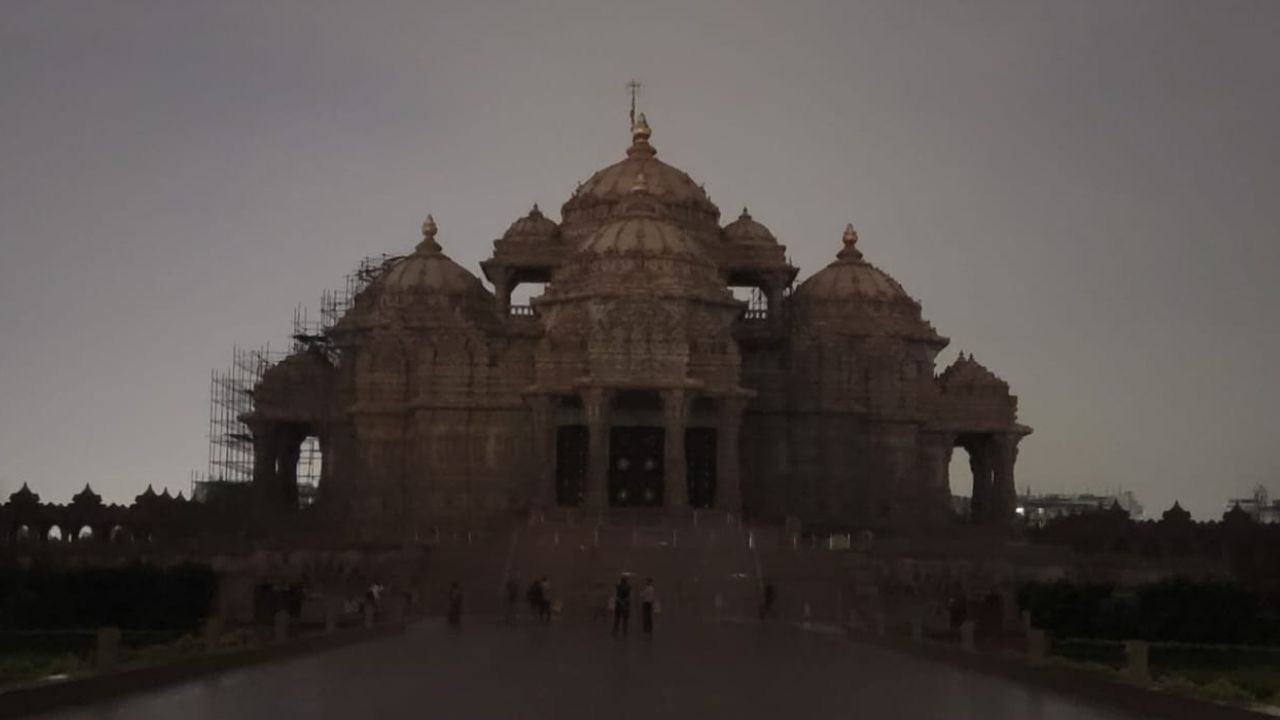 दिल्लीच्या अक्षरधाम मंदिरात मॉक ड्रिल, भाविकांना दाखवलं युद्धापासून बचावाचं प्रात्यक्षिक दिल्लीच्या अक्षरधाम मंदिरात मॉक ड्रिल, भाविकांना दाखवलं युद्धापासून बचावाचं प्रात्यक्षिक