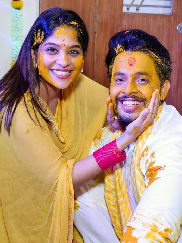 अक्षय केळकरला समृद्धीने लावली हळद; फोटो व्हायरल अक्षय केळकरला समृद्धीने लावली हळद; फोटो व्हायरल