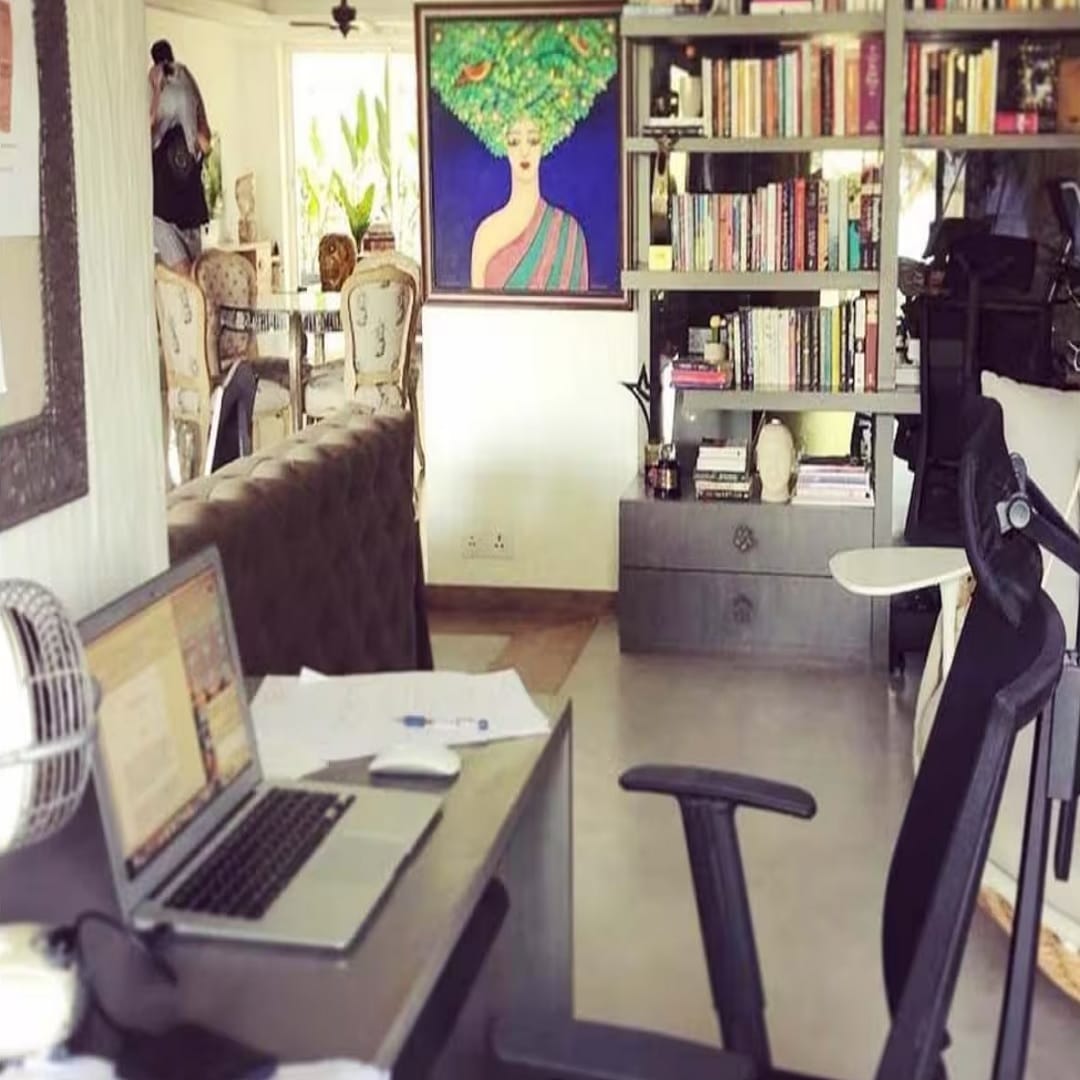 पहिल्या मजल्यावर बेडरूम, पँट्री, ट्विंकलचे होम ऑफिस आणि बाल्कनी आहे. याशिवाय, ट्विंकलची लायब्ररी देखील आहे. 