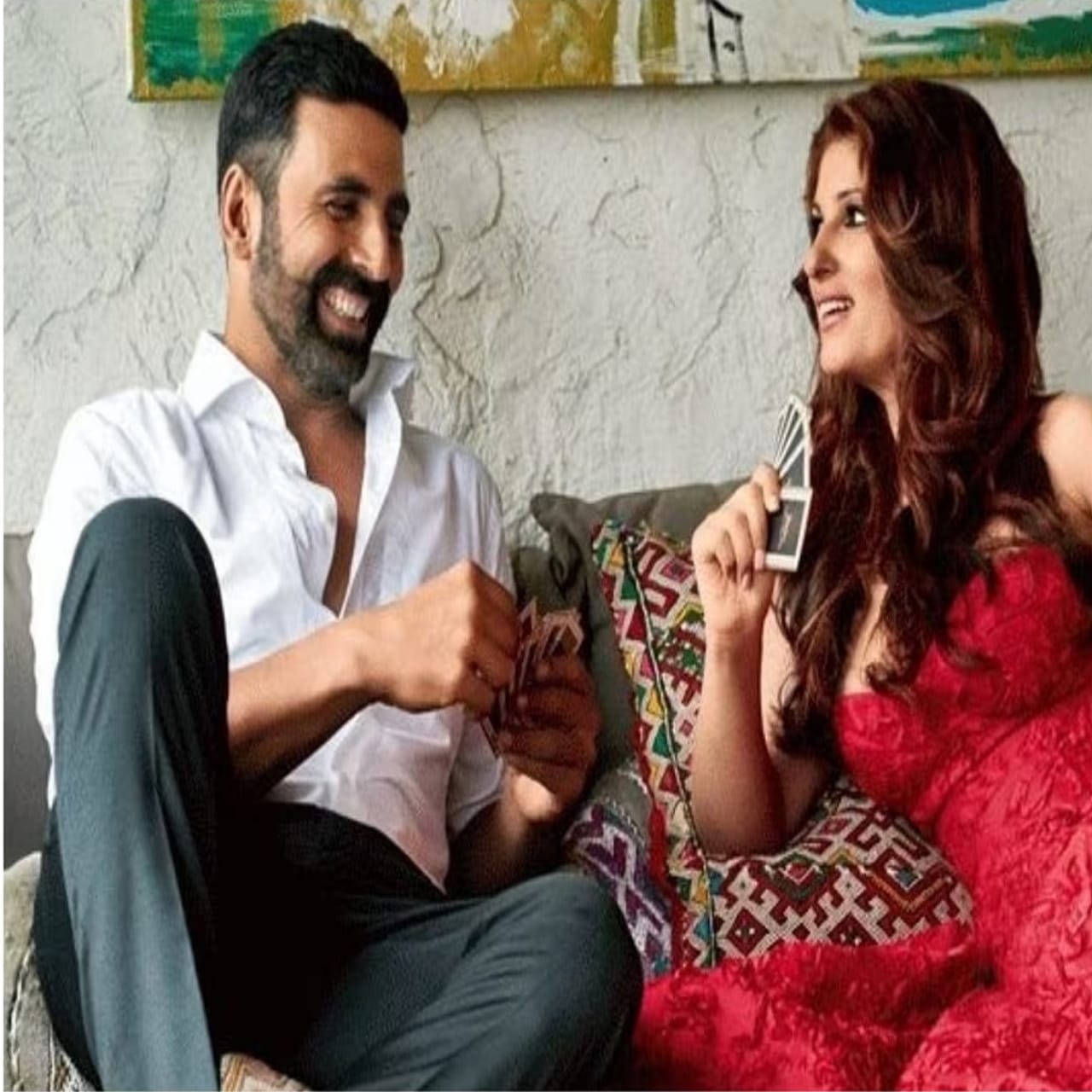  बॉलिवूड सेलिब्रिटींची घरे खूपच भव्य आणि आलिशान असतात. प्रत्येक चाहत्यांना सेलिब्रिटींच्या घरांचं आकर्षण असतं. चाहते त्यांची घरे फक्त बाहेरूनच पाहू शकतात.  पण प्रत्येकाच्या मनात हा प्रश्न असतो की या स्टार्सची घरे आतून कशी दिसतात. किंवा फक्त सोशल मीडियावरच त्यांची घरे आतून कशी बांधलेली आहेत याबाबत माहिती मिळत असते. दरम्यान अभिनेता अक्षय कुमारच्या घराचीही तेवढीच चर्चा असते. 