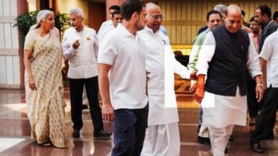 जय हिंद ! हा फोटो पाहून तुमचीही छाती अभिमानाने फुगेल; देश संकटात असताना विरोधक-सत्ताधाऱ्यांचा हातात हात!