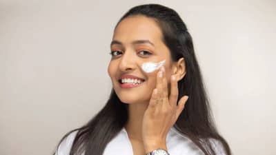 रात्री चेहऱ्यावर लावा ही गोष्ट, पिंपल्स निघून जातील आणि त्वचा होईल चमकदार