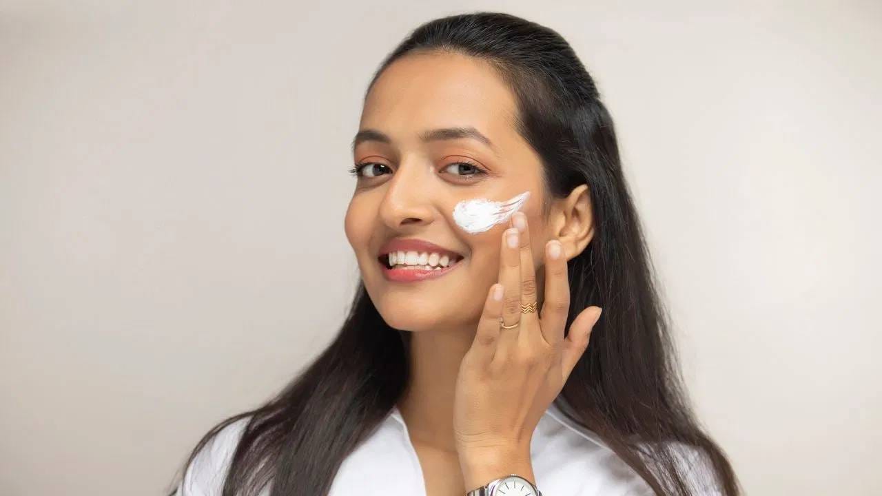 रात्री चेहऱ्यावर लावा 'ही' गोष्ट, पिंपल्स निघून जातील आणि त्वचा होईल चमकदार रात्री चेहऱ्यावर लावा 'ही' गोष्ट, पिंपल्स निघून जातील आणि त्वचा होईल चमकदार