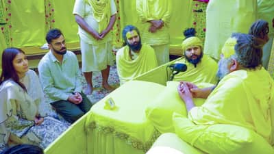 Virat Kohli : विराट कोहली कसोटी निवृत्तीचा निर्णय मागे घेणार? प्रेमानंद महाराजांचं माजी कर्णधार ऐकणार?