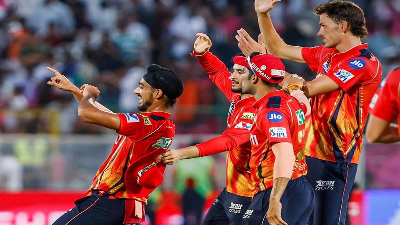 पंजाब किंग्सने 12 सामन्यात 17 गुण मिळवले आहेत. पंजाब उर्वरित दोन सामने जिंकले तर 21 गुण होतील. पण पंजाबचा आरबीसीपेक्षा नेट रनरेट चांगला असेल तर टॉप 2 मध्ये स्थान मिळेल. (Photo Credit : @PunjabKingsIPL)