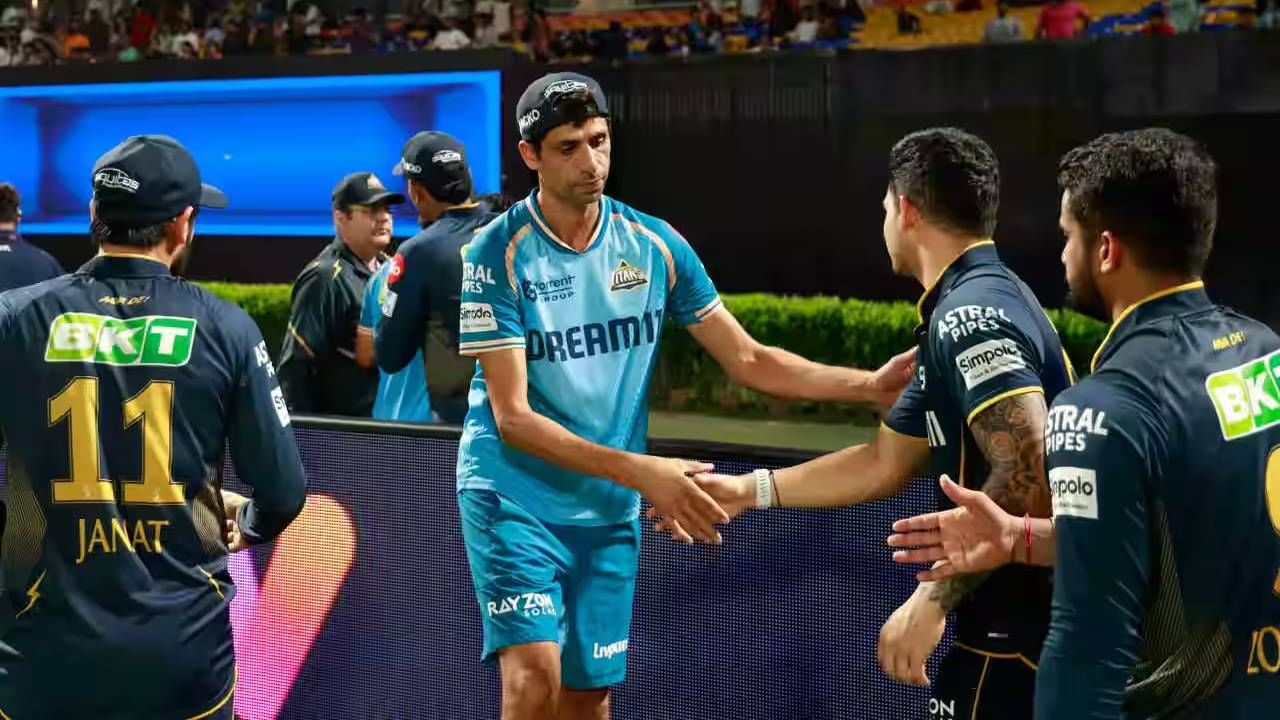 कॅमेऱ्याने सर्व काही टिपलं! आशिष नेहराचा डगआऊटमधून मोहम्मद सिराज आणि प्रसिद्ध कृष्णाला सिक्रेट सिग्नल Video कॅमेऱ्याने सर्व काही टिपलं! आशिष नेहराचा डगआऊटमधून मोहम्मद सिराज आणि प्रसिद्ध कृष्णाला सिक्रेट सिग्नल Video