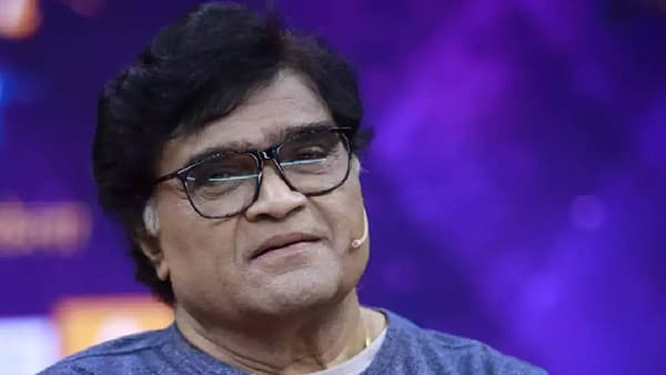 दिग्गज अभिनेते अशोक सराफ यांना इंटर आर्ट्सला असताना स्टेट बँकेची नोकरी मिळाली. त्यांचं काम ज्यांनी बघितलं होतं, त्यांच्याविषयी ज्यांनी ऐकलं होतं त्यापैकी कोणीतही बहुधा माझं नाव सुचवलं असावं, असं ते सांगतात. त्यांना कलावंतांच्या कोट्यामध्ये नोकरी मिळाली होती.