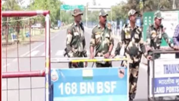 Attari Border : भारत – पाकिस्तान अटारी सीमेवरील दरवाजे पुन्हा उघडले