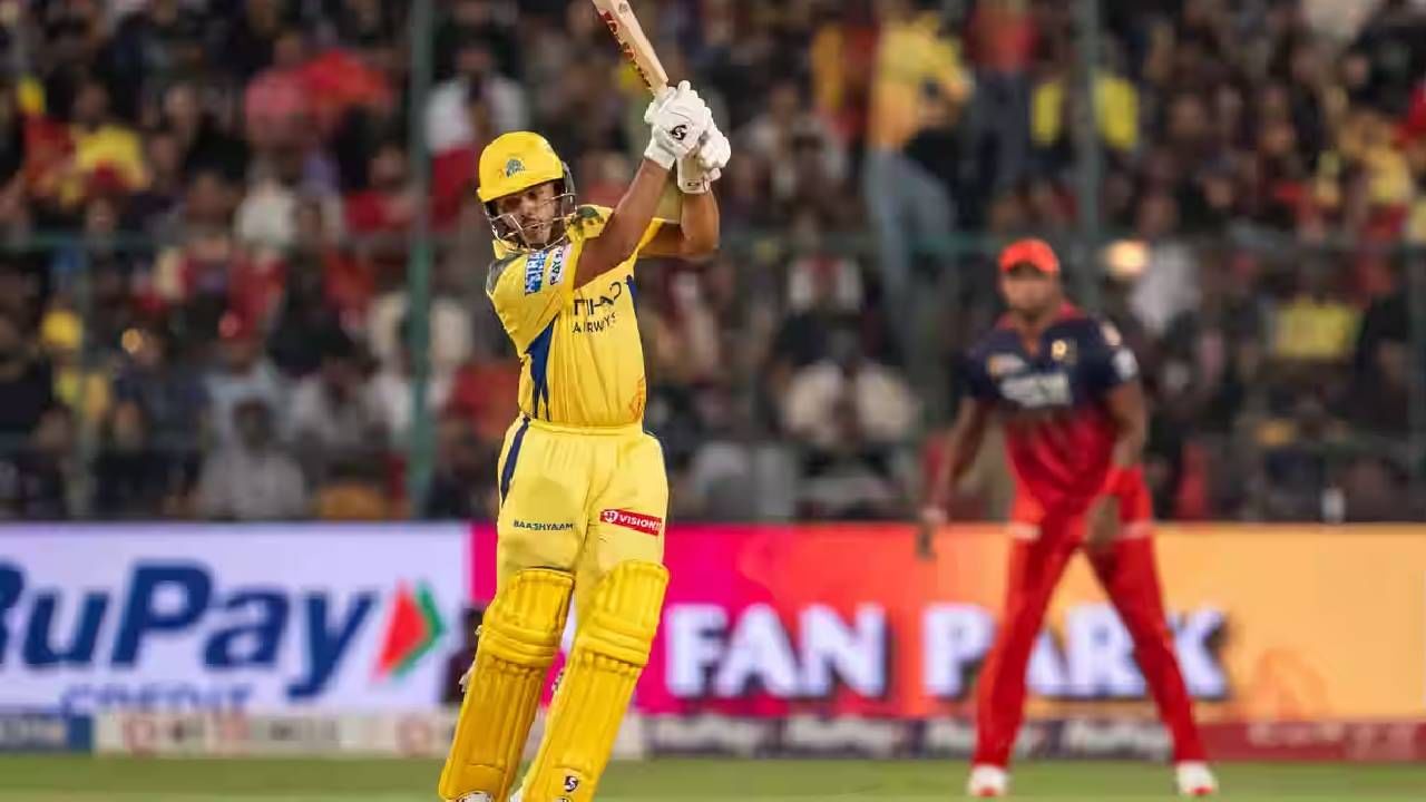 चेन्नई का सुपर किंग कौन? आयुष म्हात्रे..! आरसीबीच्या गोलंदाजांना धुतलं