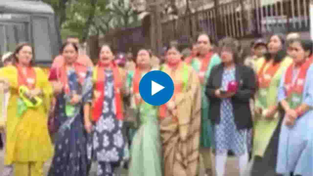 Vaishnvi Hagawane Case : हगवणेला शिवाजीनगर कोर्टात आणलं, भाजप कार्यकर्ते आक्रमक Vaishnvi Hagawane Case : हगवणेला शिवाजीनगर कोर्टात आणलं, भाजप कार्यकर्ते आक्रमक