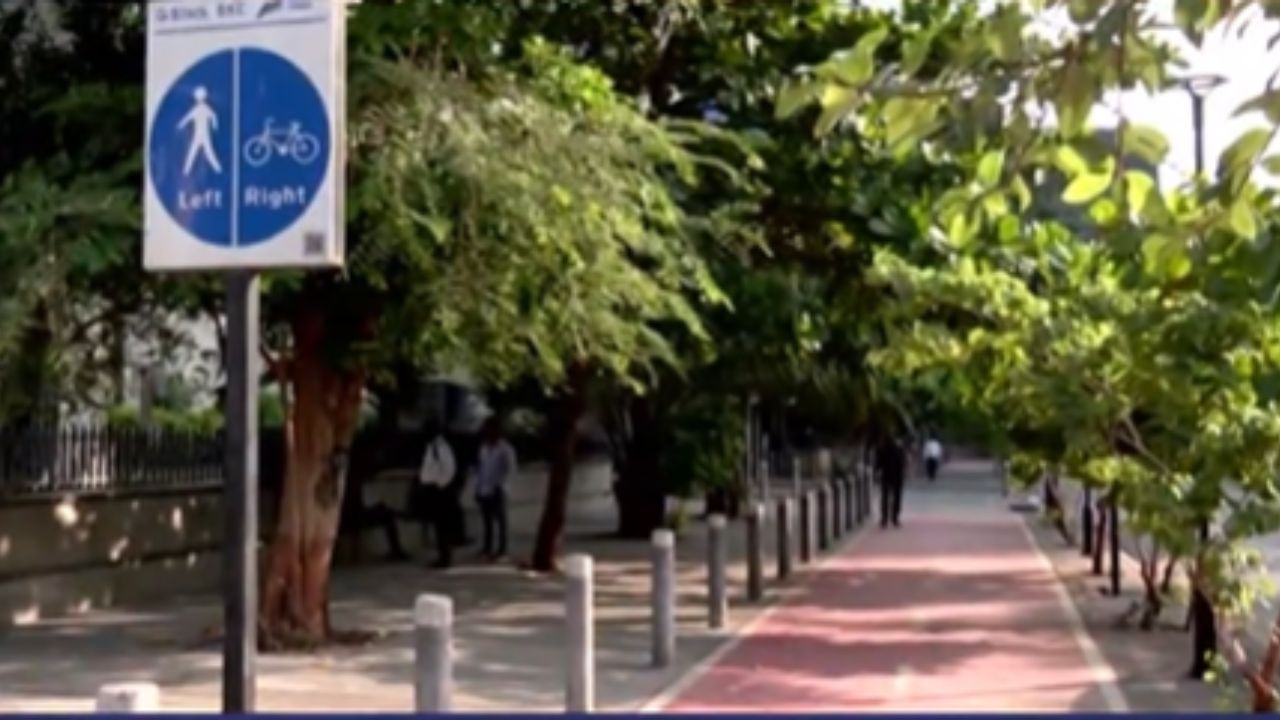 BKC Traffic : बिकेसीमधल्या वाहतूक कोंडीवर तोडगा! सायकल ट्रॅक उखडण्यासाठी 25 कोटी खर्च करण्याची नामुष्की BKC Traffic : बिकेसीमधल्या वाहतूक कोंडीवर तोडगा! सायकल ट्रॅक उखडण्यासाठी 25 कोटी खर्च करण्याची नामुष्की