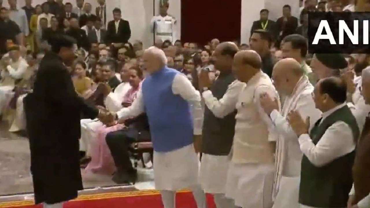 भूषण हे तीन भावंडांपैकी ज्येष्ठ होते. वडील राजकारण, समाजकारणात सक्रिय असल्याने बालपणापासून त्यांना सामाजिक कार्याचा वारसा लाभला.