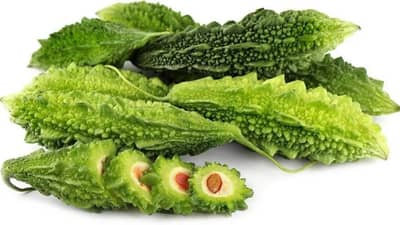 सकाळी की संध्याकाळी... मधुमेहाच्या रुग्णाने कारल्याचा रस कधी प्यावा?