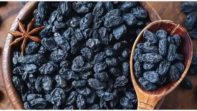 Black Raisins: फक्त 30 दिवस सकाळी उठल्यावर स्वयंपाकघरातील हा पदार्थ खा, आरोग्य राहिल निरोगी....