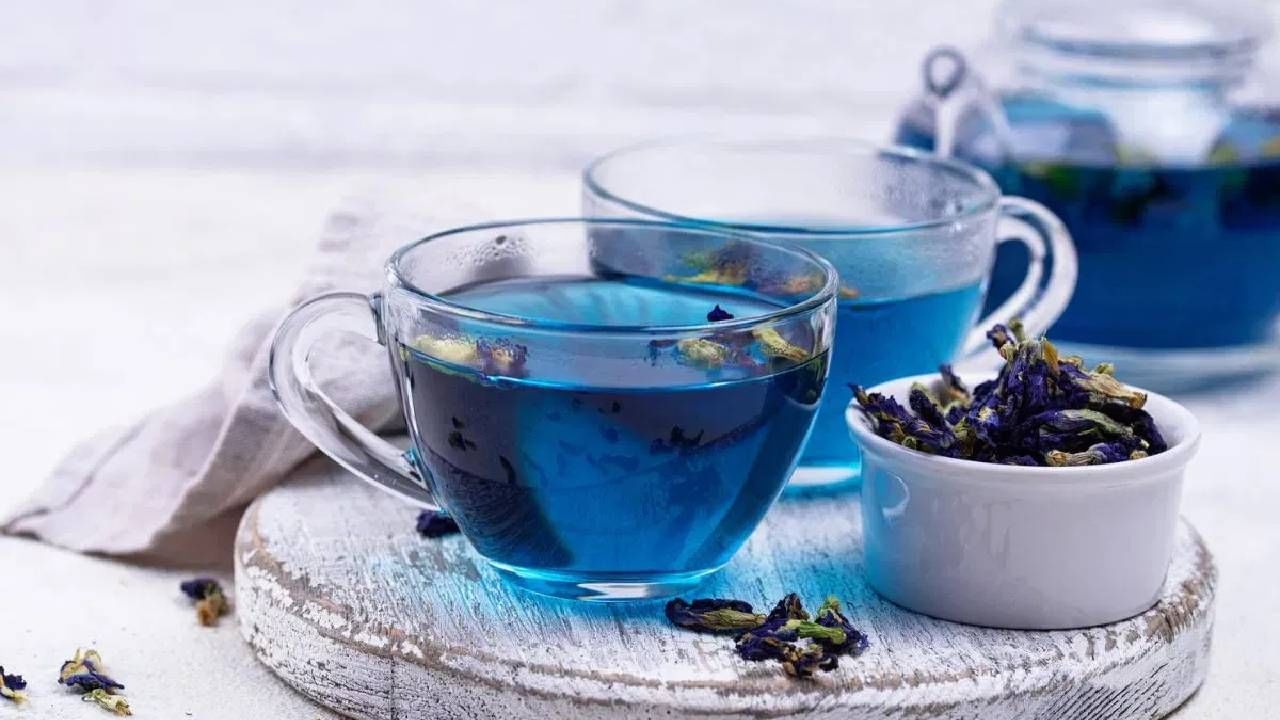 ब्लू टी प्यायल्याने कोलेस्ट्रॉल आणि रक्तदाब कमी होतो. हृदयाचे आरोग्य सुधारते. रक्ताच्या गुठल्या होत नाहीत. त्यामुळे हृदयविकार असलेल्यांसाठी हा ब्लू टी आरोग्यवर्धक आहे. या चहामुळे रोगप्रतिकार शक्तिही वाढते. (सर्व फोटो टीव्ही 9 नेटवर्क) ( डिस्क्लेमर : या आर्टिकलमध्ये देण्यात आलेली माहिती व उपाय हे सामान्य ज्ञानावर आधारित आहेत. आमचा याला दुजोरा नाही. ते अवलंबण्यापूर्वी तज्ज्ञांचा सल्ला जरूर घ्यावा.)