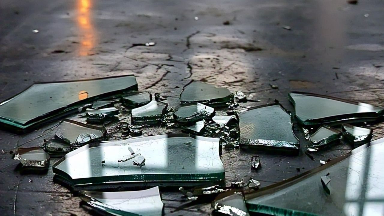 पूर्वी काच अतिशय नाजूक असायच्या. सुरुवातीच्या काळात ते दूरच्या देशांमधून आयात केल्या जात असायच्या. तेव्हा ते खूप महाग असायचे. त्याच्या उपलब्धतेसाठी खूप पैसा खर्च करावा लागायचा.