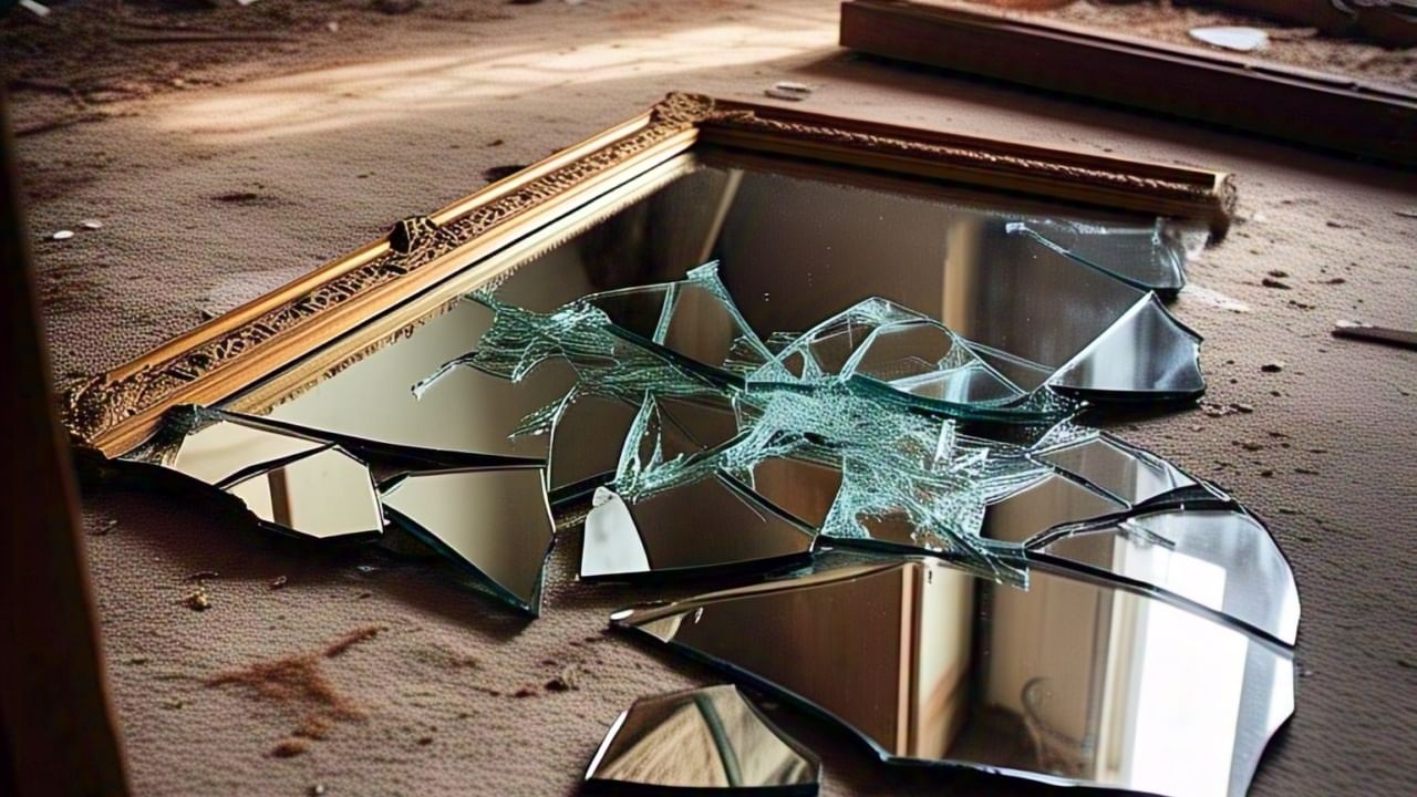 वास्तुशास्त्रानुसार, घरात पडलेली कोणतीही काचेची वस्तू किंवा आरसा काही कारणामुळे तुटला तर त्याचा अर्थ असा होतो की तुमच्या घरावर मोठे संकट येणार होते. जे काच किंवा आरशाने स्वतःवर घेतले आहे. त्यामुळे आता तुमचा त्रास संपला. तुमचे कुटुंब सुरक्षित झाले आहे, असे म्हटले जाते.