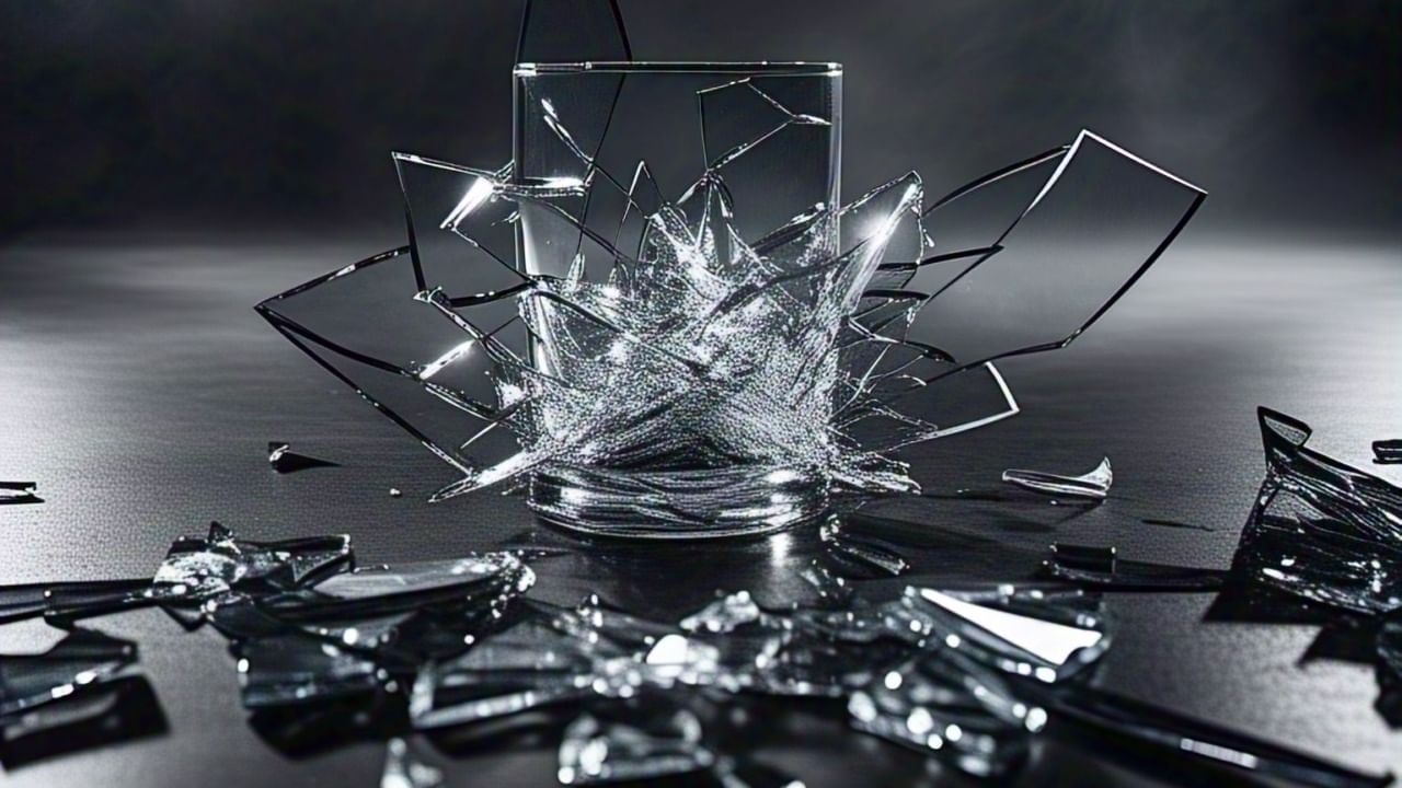 काच फुटणे हे शुभ असले तरी तुटलेली किंवा तडा गेलेली काच घरात ठेवणे वास्तुनुसार अशुभ मानले जाते. यामुळे सकारात्मक ऊर्जा नष्ट होते. घरात नकारात्मकता पसरू लागते.