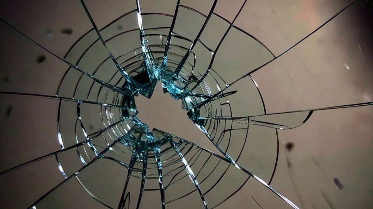 वास्तुशास्त्रानुसार काच किंवा आरसा फुटणे अशुभ नाही, तर ते शुभ मानले जाते. तुटलेली काच घरात ठेवणे निश्चितच अशुभ ठरू शकते. काच आणि आरसा फोडण्याबाबत वास्तुशास्त्रात काय म्हटले आहे ते जाणून घेऊया.