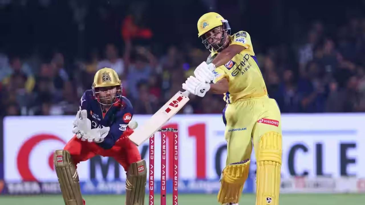 रविवारी अहमदाबादच्या नरेंद्र मोदी स्टेडियमवर रंगलेल्या सामन्यात चेन्नई सुपर किंग्सने प्रथम फलंदाजी करताना 230 धावा केल्या. या धावांसह आयपीएल इतिहासात 200हून अधिक धावा करण्याचा विक्रम चेन्नई सुपर किंग्सच्या नावावर झाला आहे. (PHOTO- IPL/BCCI)