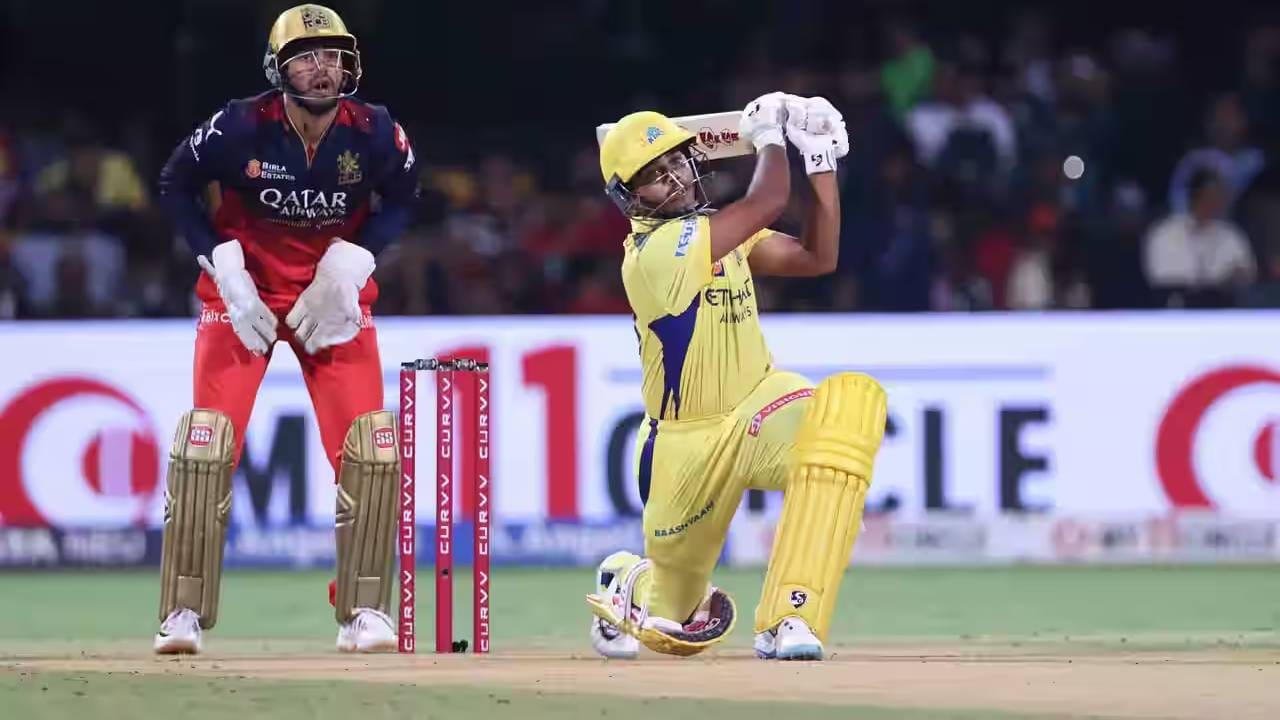 आयपीएल इतिहासात यापूर्वी हा विक्रम रॉयल चॅलेंजर्स बंगळुरुच्या नावावर होता. त्यांनी 268 सामन्यात आतापर्यंत 33 वेळा 200 हून अधिक धावा केल्या आहेत. पण आता हा विक्रम चेन्नई सुपर किंग्सने मोडीत काढला आहे. (PHOTO- IPL/BCCI)