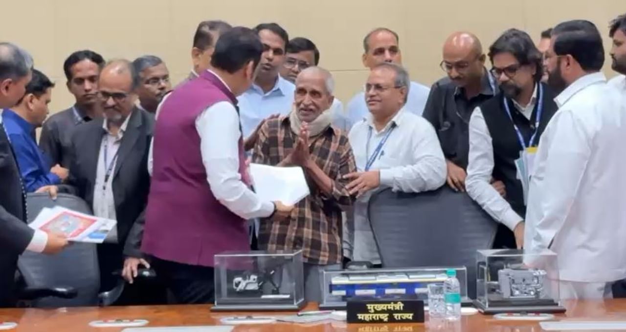 82 वर्षीय सदानंद विष्णू करंदीकर यांनी मुख्यमंत्री सहाय्यता निधी कक्षाला 10 लाखांची देणगी दिली आहे. तर पंतप्रधान सहायता निधी कक्षाला 10 लाख रुपये अशी एकूण 20 लाखांची देणगी दिली आहे.