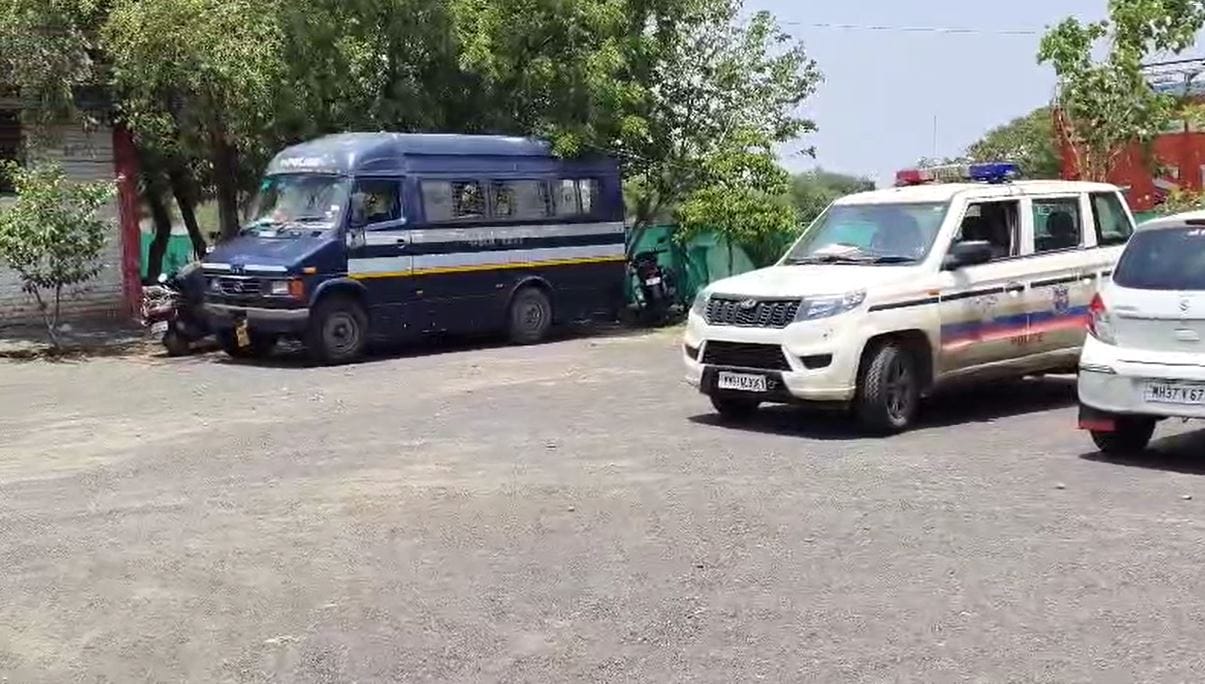 वाशिमच्या कारंजा तालुक्यातील काजळेश्वर उपाध्ये परिसरातील उमा नदीच्या पुलाखाली एका 20 वर्षीय गती मंद मुलीचा मृतदेह नग्न अवस्थेत आढळल्याने एकच खळबळ उडाली आहे. 