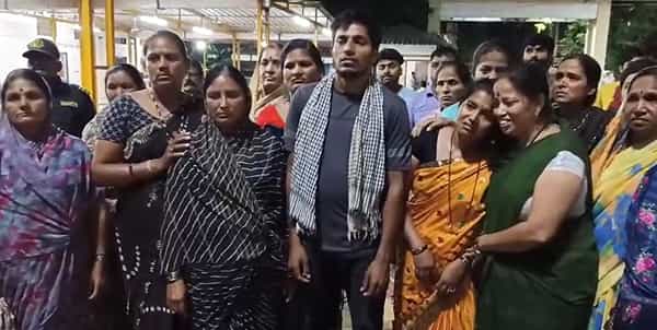 जळगाव जिल्ह्यातील किनोद येथे धक्कादायक घटना घडली आहे. येथे एका विवाहितेने गळफास घेऊन आत्महत्या केल्याचं समोर आलं आहे.