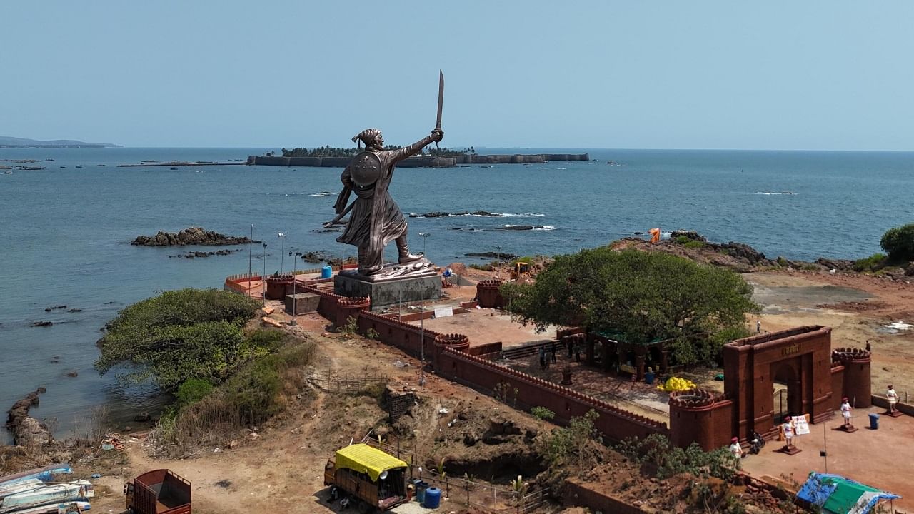 महाराजांच्या पुतळ्याचं अनावरण होणार असल्याने वैभव नाईक यांनी आनंद व्यक्त केला. 'कार्यकारी अभियंता सर्वगोड यांच्या देखरेखीखाली काम पुतळ्याचे सुरू होते. गेल्या वेळीचा पुतळा तकलादू होता... असं देखील वैभव नाईक म्हणाले.