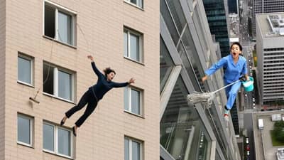 आहो, अजून मेले नाही....देव तारी त्याला कोण मारी! मृत्यूला हरवत पतीकडे पाहून हसली