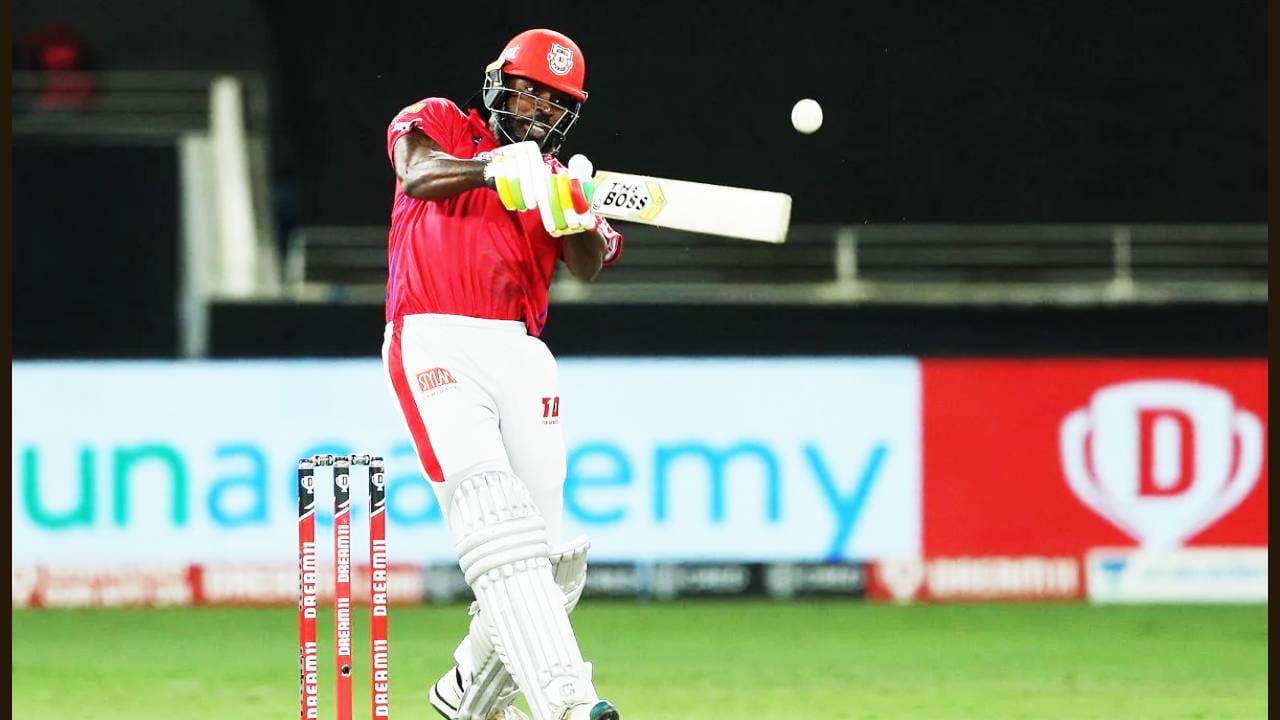 क्रिस गेल : इंडियन प्रीमियर लीगच्या एका हंगामात (IPL Season) सर्वाधिक षटकार ठोकण्याचा रेकॉर्ड क्रिस गेल याच्या नावावर आहे. वेस्टइंडिजचा माजी दिग्गज फलंदाज गेल याने वर्ष 2012 मध्ये आयपीएलच्या 14 सामन्यात 59 षटकार ठोकले आहेत. तो रॉयल चॅलेंजर्स बेंगळूरू संघात होता.