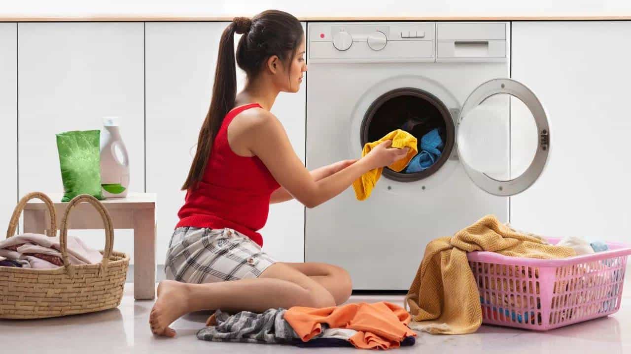 वॉशिंग मशीनमध्ये कपडे धुताना या चुका टाळा, नुकसान झालंच म्हणून समजा !