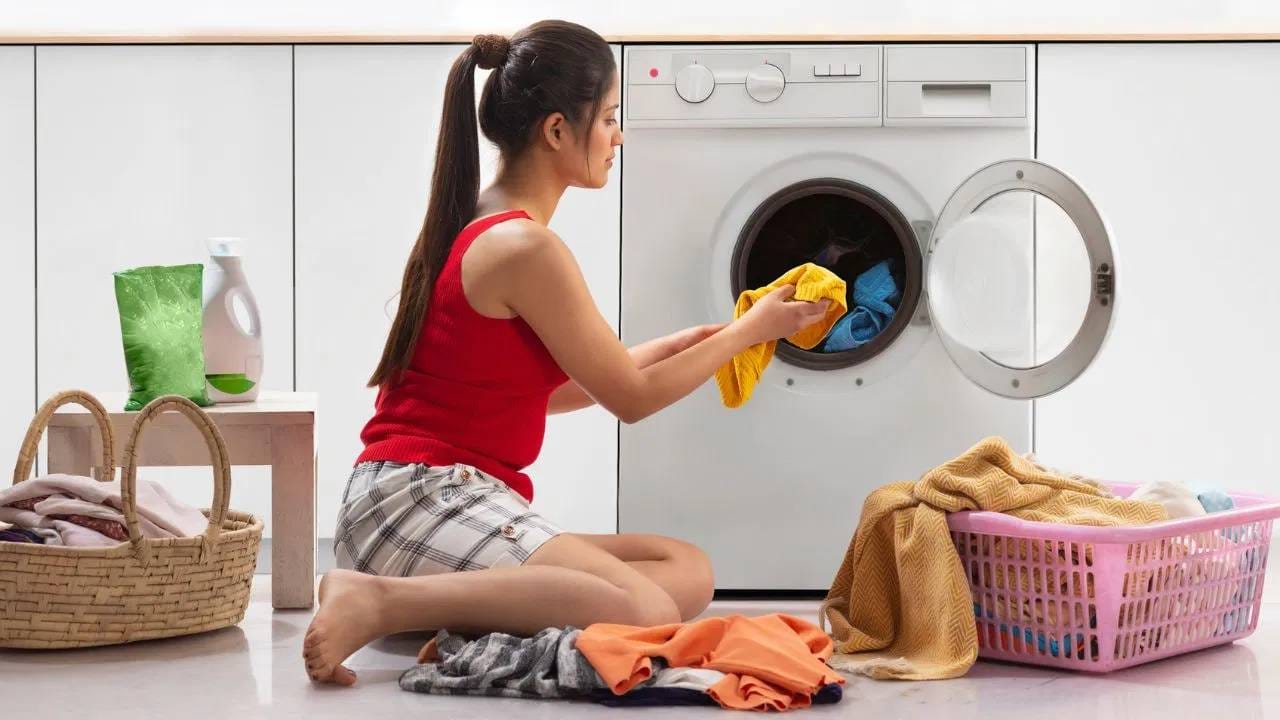वॉशिंग मशीनमध्ये कपडे धुताना 'या' चुका टाळा, नुकसान झालंच म्हणून समजा ! वॉशिंग मशीनमध्ये कपडे धुताना 'या' चुका टाळा, नुकसान झालंच म्हणून समजा !