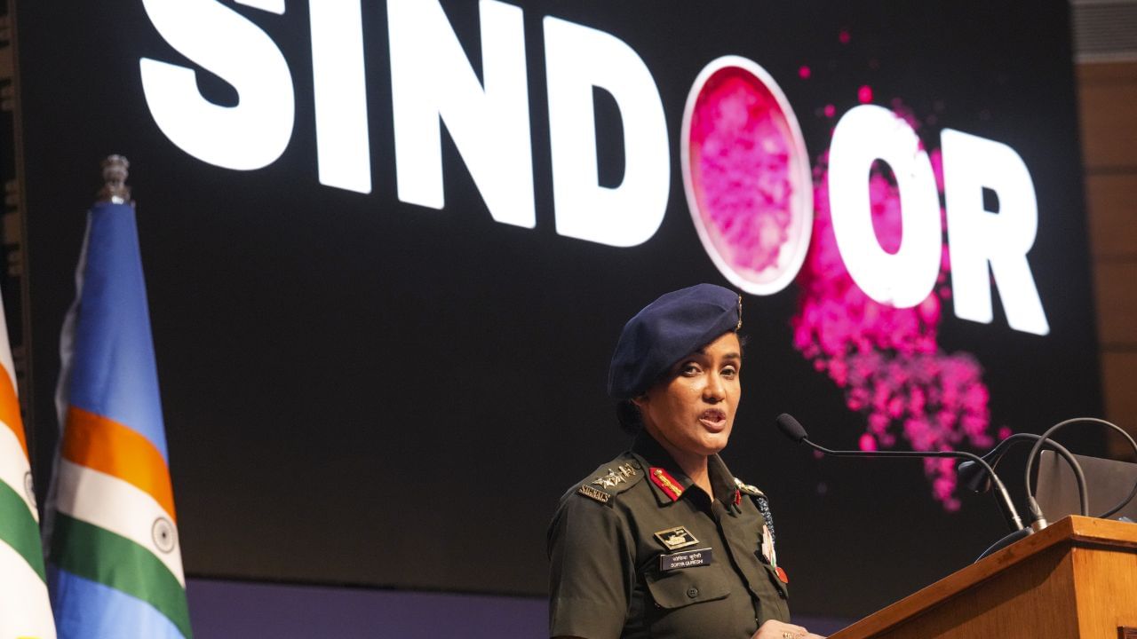 या पत्रकार परिषदेनंतर कर्नल सोफिया कुरेशी कोण आहेत, त्या सैन्यात कधी सामील झाल्या आणि कधी प्रसिद्धीच्या झोतात आल्या? असे अनेक कुतुहलाचे प्रश्न देशातल्या प्रत्येकाला पडले आहेत.