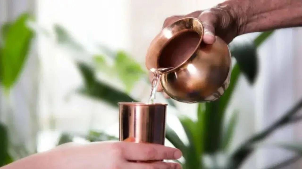 copper stored water: तांब्याच्या भांड्यातील पाणी आरोग्यासाठी घातक? जाणून घ्या दुष्परिणाम copper stored water: तांब्याच्या भांड्यातील पाणी आरोग्यासाठी घातक? जाणून घ्या दुष्परिणाम