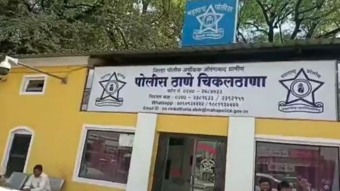 समृद्धी महामार्गावर डॉक्टर दाम्पत्याची गाडी अडवून 11 लाखांचा ऐवज लुटला समृद्धी महामार्गावर डॉक्टर दाम्पत्याची गाडी अडवून 11 लाखांचा ऐवज लुटला