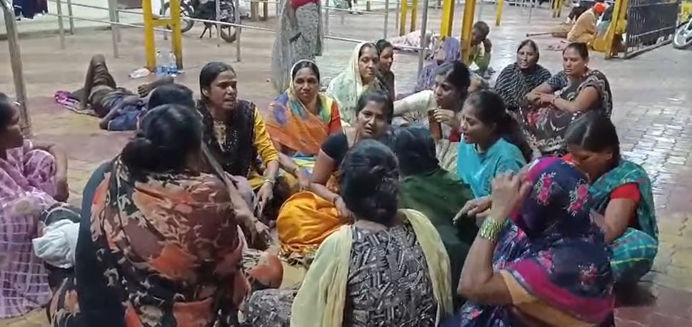 दरम्यान ही आत्महत्या नसून विवाहितेची सासू आणि ननंद यांनी तिचा गळा दाबून खून केल्याचा गंभीर आरोप मृत विवाहितेच्या नातेवाईकांनी केला आहे.