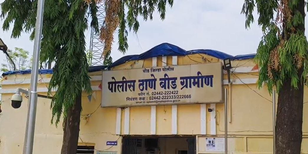 दरम्यान, हा मृतदेह कुजलेल्या अवस्थेत सापडल्याने वेगवेगळ्या चर्चांना उधाण आले आहे. ही हत्या आहे की आत्महत्या हे तपासाअंती समोर येणार आहे.