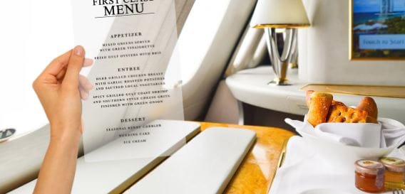 विमान प्रवासासाठी काही नियम हे आखून दिलेले असतात. ते नियम पाळणे हे गरजेचेच असतात. पण तुम्हाला काय माहित आहे की विमान प्रवासात काही गोष्टी तुम्ही घरी घेऊन येऊ शकता. तेही कोणत्याही विना रोक-टोक.