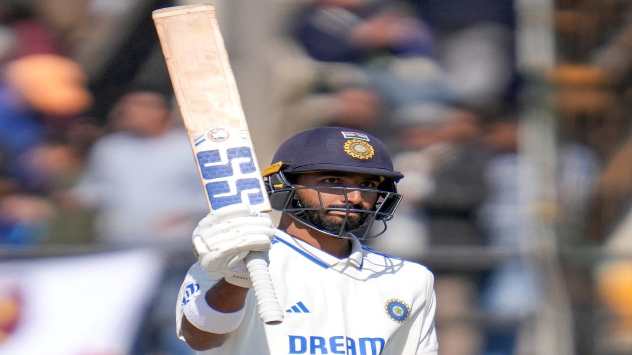 देवदत्त पडीक्कल मधल्या फळीत खेळतो. देवदत्तने 3 कसोटी सामन्यांमध्ये 30 च्या सरासरीने 90 धावा केल्या आहेत. यामध्ये एकमेव अर्धशतकाचा समावेश आहे. देवदत्तने फर्स्ट क्लास क्रिकेटमध्ये 41.39 च्या सरासरीने धावा केल्या आहेत. (Photo Credit : Indian Cricket Team Facebook Page)