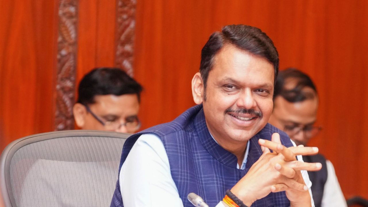 धारावीचा 'आत्मा' कायम राखतच पुनर्विकास; आढावा बैठकीत मुख्यमंत्री फडणवीसांचे महत्त्वाचे निर्देश!