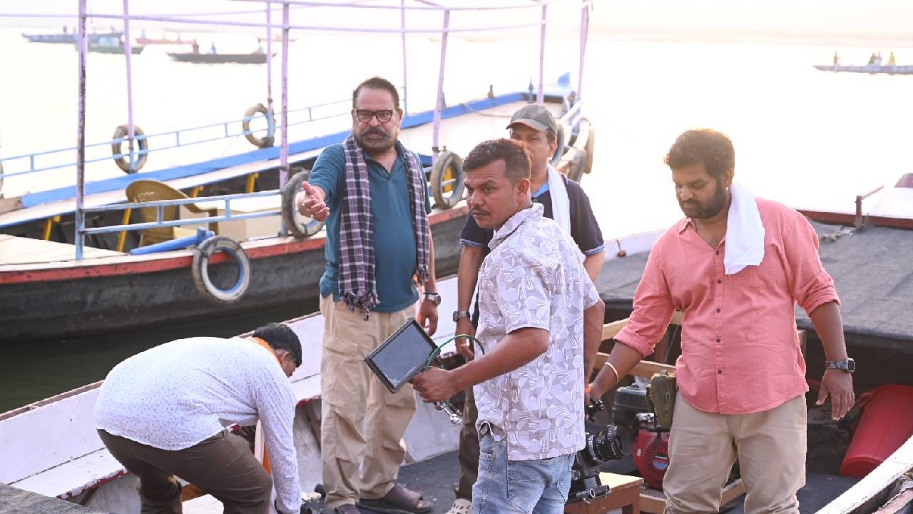 "हे सर्व एके ठिकाणी होत असताना भान ठेवणं की आपण एक पात्र साकारत आहोत ती एक वेगळी कसरत होती. मी पहिल्यांदाच वाराणसीला गेलो होतो. माझ्यासाठी सर्वच नवीन होतं. तिकडे मणिकर्णिका घाट आहे, राजा हरिश्चंद्र घाट आहे. सर्वांना एकत्र गंगा आरतीमध्ये तल्लीन होताना मला बघायच होतं."
